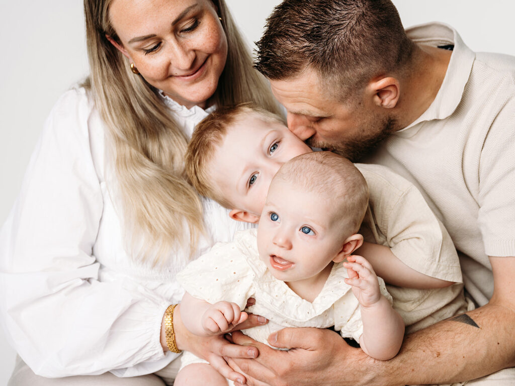 familjefotografering-syskonbilder-studio-fotograf-elinstahre-jonkoping-barnfotograf